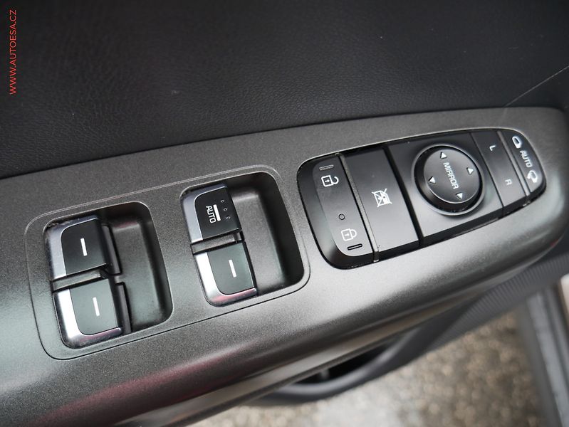 Kia Sportage (2017) 1.6 GDi, 2.maj,ČR, Navi - fotka 16 z 22