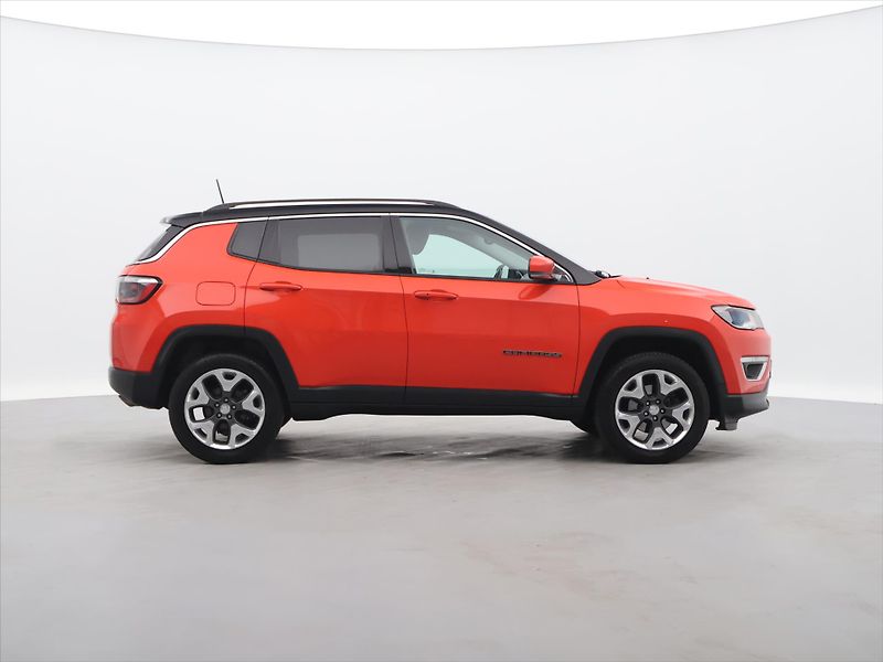Jeep Compass 2,0 CRDI 125kW Aut 4WD Limited - fotka 8 z 31