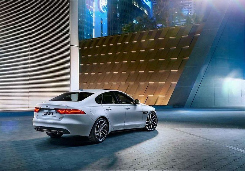 Jaguar XF Sportbrake z ptačí perspektivy.