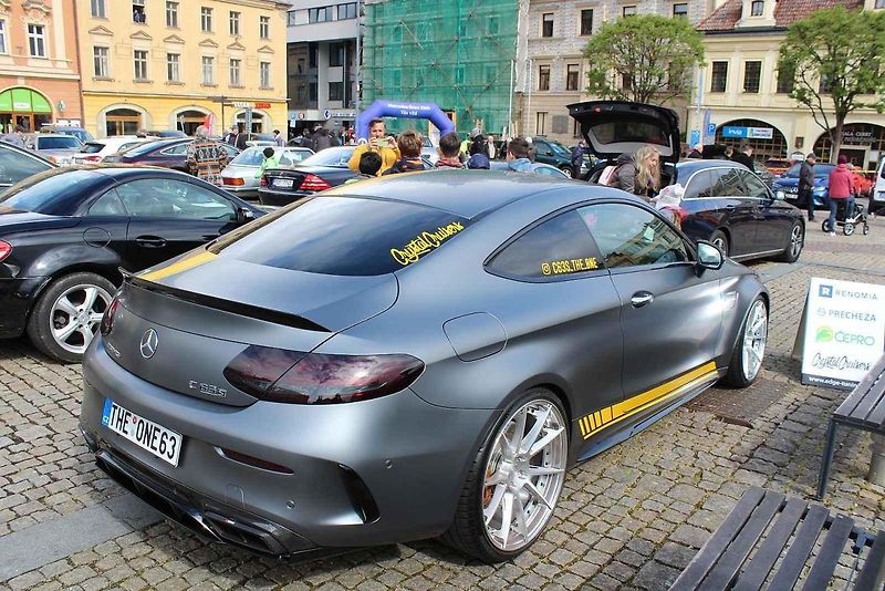 Sraz vozů značky Mercedes na Karlově náměstí v Kolíně.