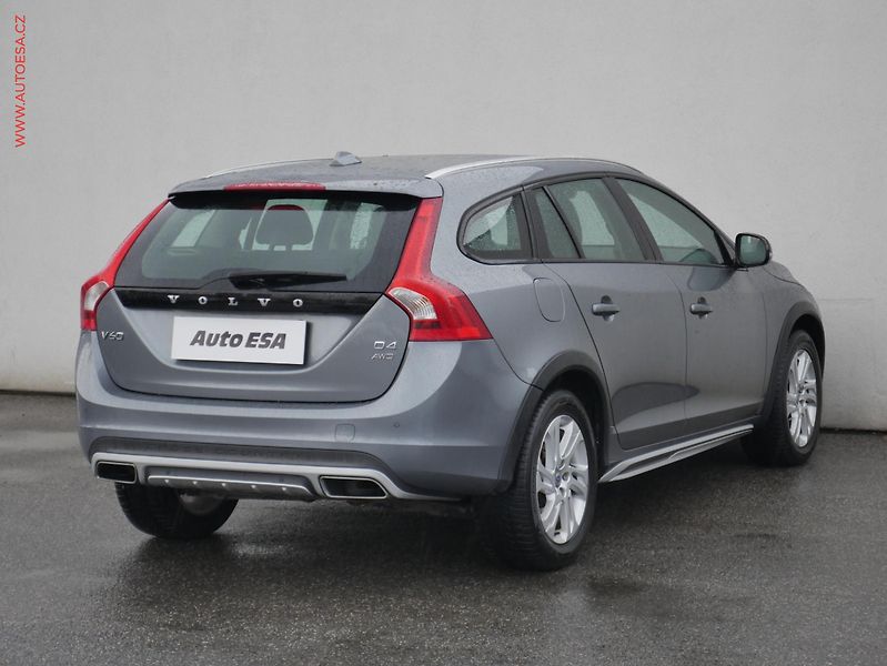 Volvo V60 (2016) 2.4 D4 4x4, ČR, Cross - fotka 4 z 23