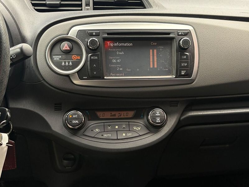 Toyota Yaris 1.3 Style VIP senso smart - fotka 10 z 14