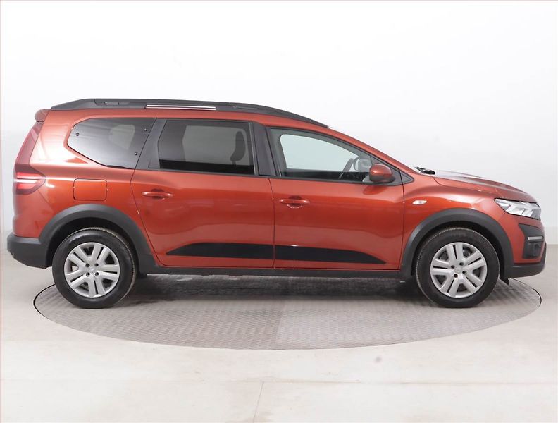 Dacia Jogger (2022) Comfort 1.0 TCe, 7 míst - fotka 6 z 17