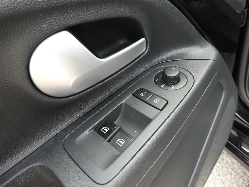 Seat Mii 1,0 MPi 55kW FR line 1.MAJITEL - fotka 29 z 38