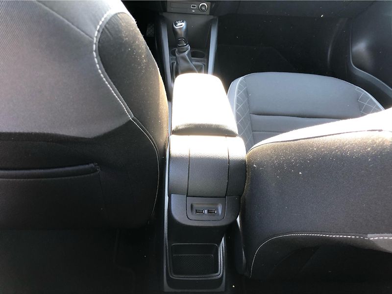 Škoda Fabia COMBI 1.0 TSi AMBITION - fotka 21 z 27