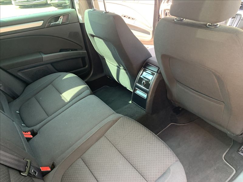 Škoda Superb 2,0 TDI DSG - fotka 17 z 19