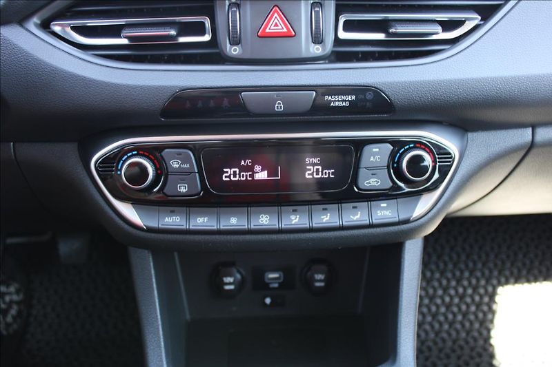 Hyundai i30 1,5 i  SMART, VÝHŘEVY, ČR - fotka 21 z 34