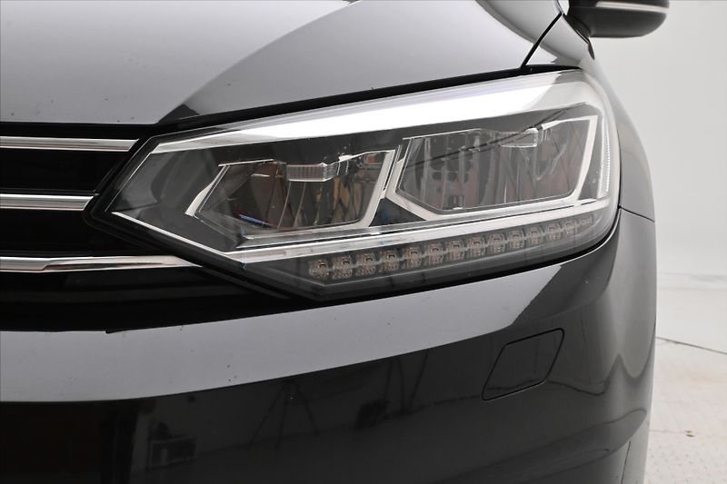 Volkswagen Touran 2,0 TDI 110kW DSG Highline 7mí - fotka 31 z 33