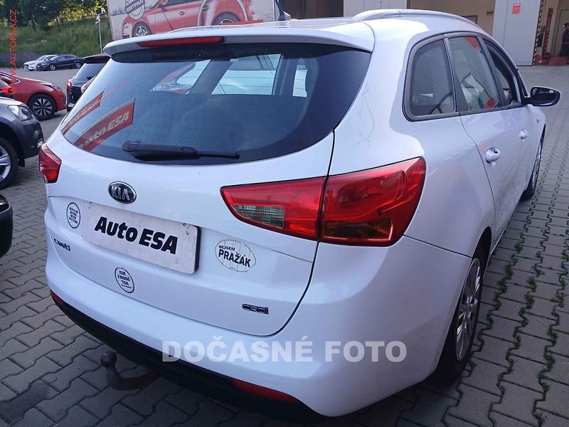 Kia Ceed (2015) 1.6 CRDi, AC, tažné - fotka 1 z 3