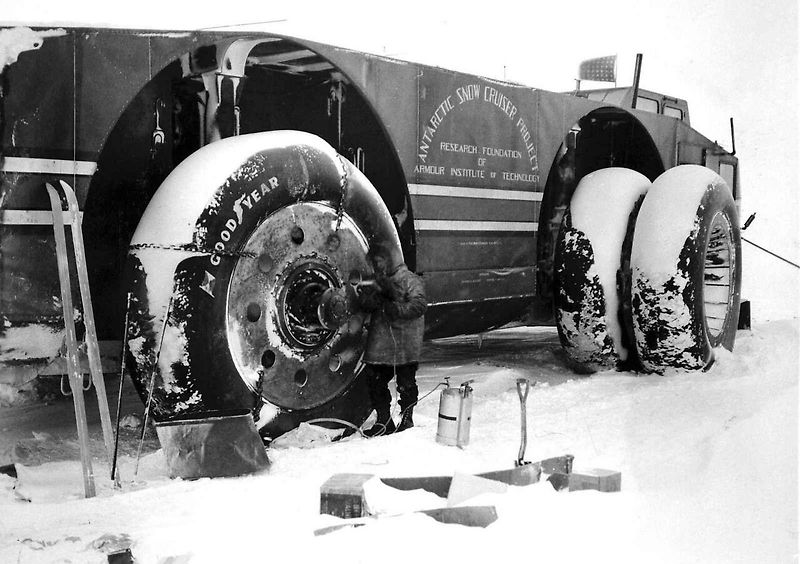 Měl dobývat Antarktidu, ale nakonec z toho nic nebylo. Kvůli problému s jízdou se z Antarctic Snow Cruiseru nakonec stala statická základna.