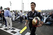 F1 2017 GP Abu Dhabi - mechanik Mercedesu nese helmu úřadujícího čtyřnásobného mistra světa Lewise Hamiltona