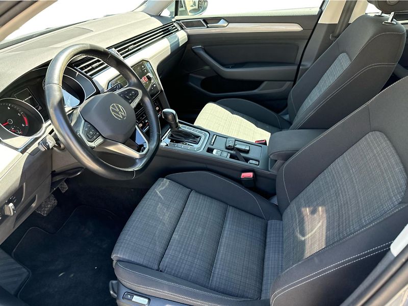 Volkswagen Passat 2.0TDi DSG 110kW Business Prem - fotka 11 z 22