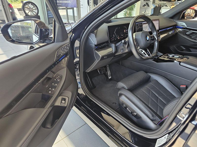 BMW Řada 5 540d xDrive Touring - fotka 12 z 39