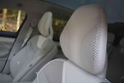 V hlavových opěrkách jsou integrované reproduktory.