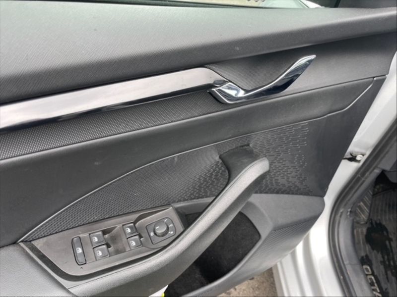 Škoda Octavia 2,0 TDI Ambition 4x4 DSG - fotka 11 z 11