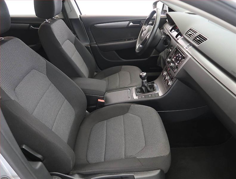 Volkswagen Passat (2012) Comfortline 2.0 TDI, Navi - fotka 9 z 21