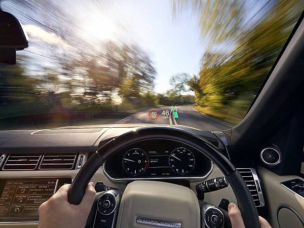 Modernizovaný Range Rover může mít nově za příplatek Head-Up Display (HUD).