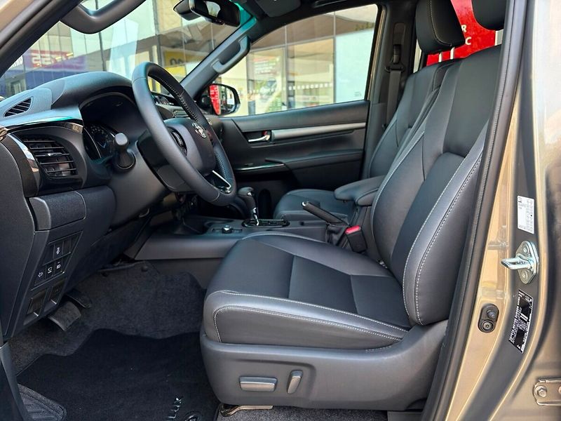 Toyota Hilux 2.8 INVINCIBLE skladem - fotka 7 z 18