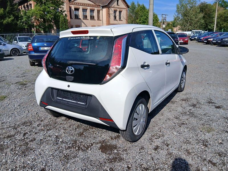 Toyota Aygo 1.0, 51 kW, klima - fotka 11 z 38