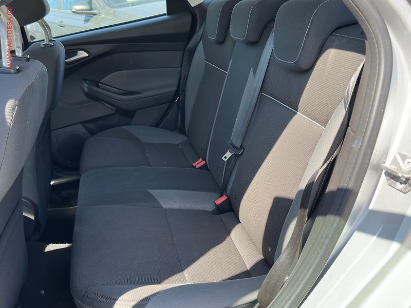 Ford Focus (2011) 1.6i, AC, park.asist - fotka 10 z 17
