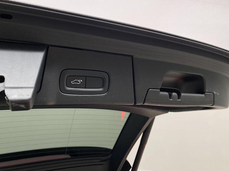 Volvo V90 CC D5 AWD MOMENTUM AUT CZ - fotka 30 z 44