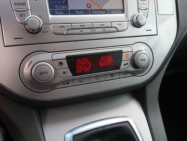 Ford Kuga (2009) Trend 2.0 TDCi, 4X4, Navi - fotka 16 z 18