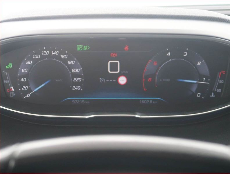Peugeot 3008 (2018) 1.5 BlueHDi, Kůže, Navi - fotka 11 z 14