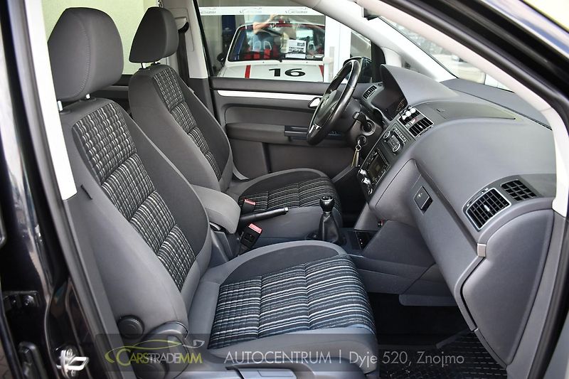 Volkswagen Touran 2.0TDi CROSS NAVI VÝHŘEV - fotka 17 z 48