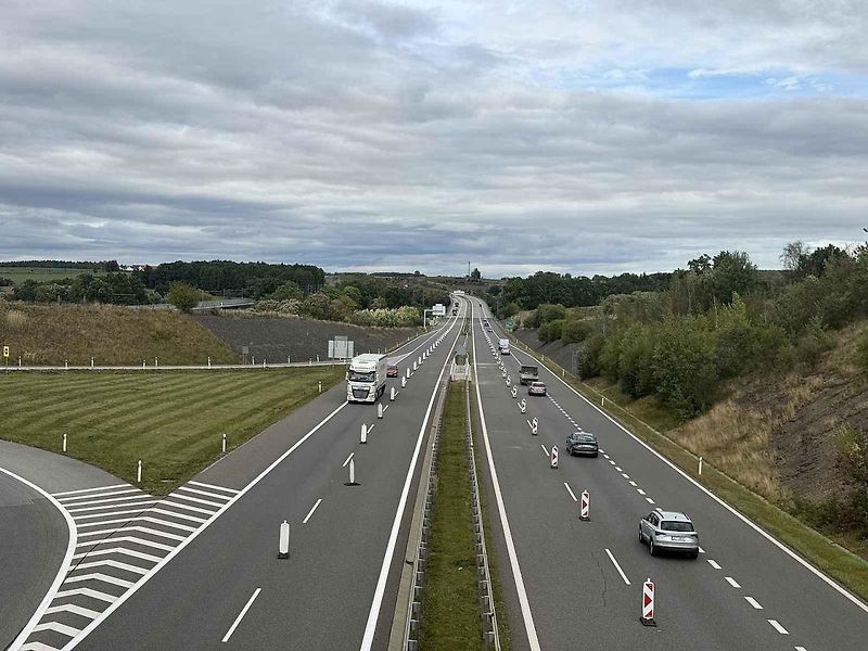 Mobilní zábrany už několik týdnů zpomalují řidiče na D3.