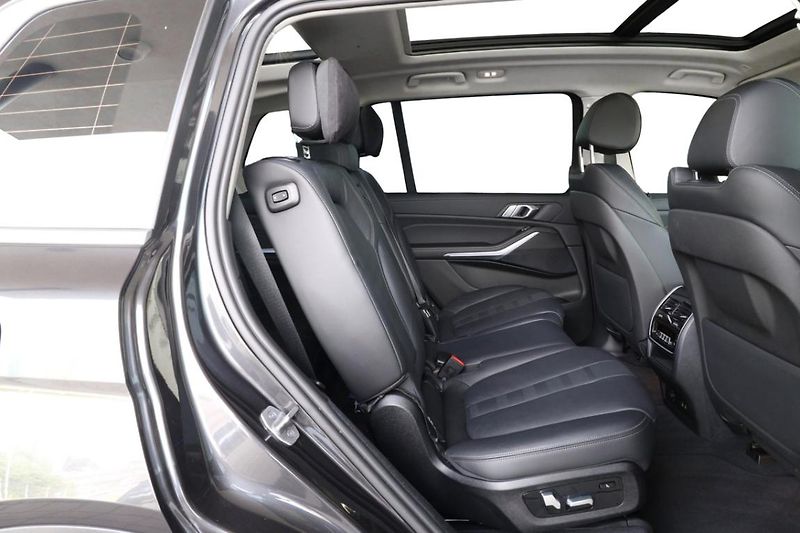 BMW X7 xDrive40i - fotka 6 z 32