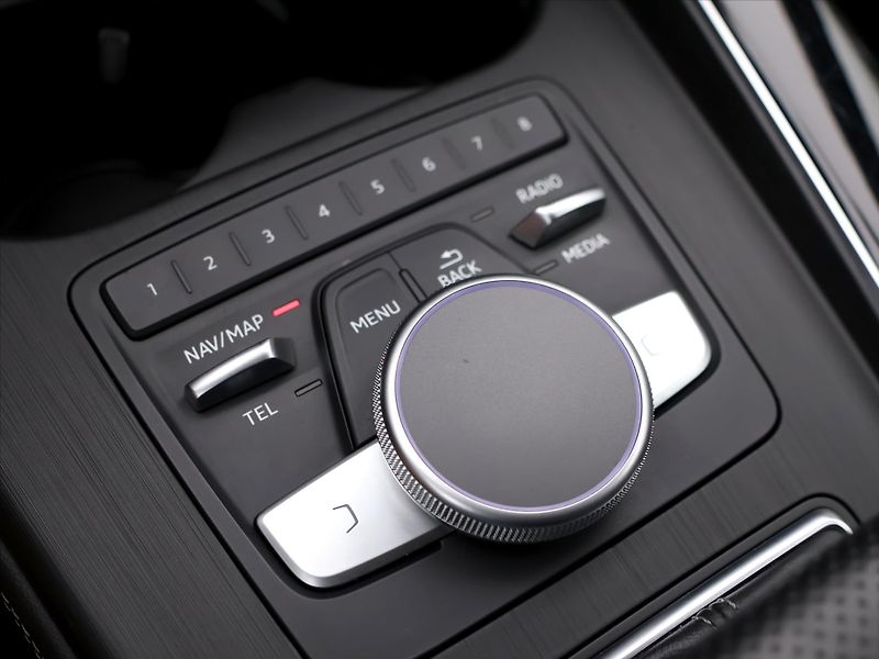 Audi A4 3,0 TDI 200kW quattro Navi - fotka 27 z 36