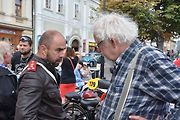 Ze startu XIV. Slánského okruhu - průjezd Londou.