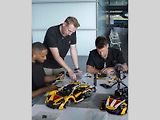 Replika McLarenu P1 v reálné velikosti se skládá z 342 817 dílků, váží přibližně 1220 kilogramů.