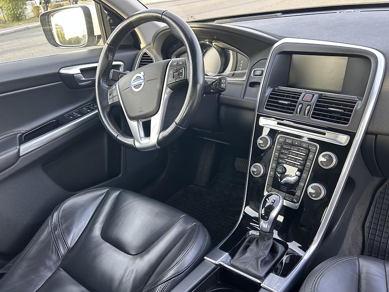 Volvo XC60 2.4 D5 Summum Polestar AWD  - fotka 17 z 33