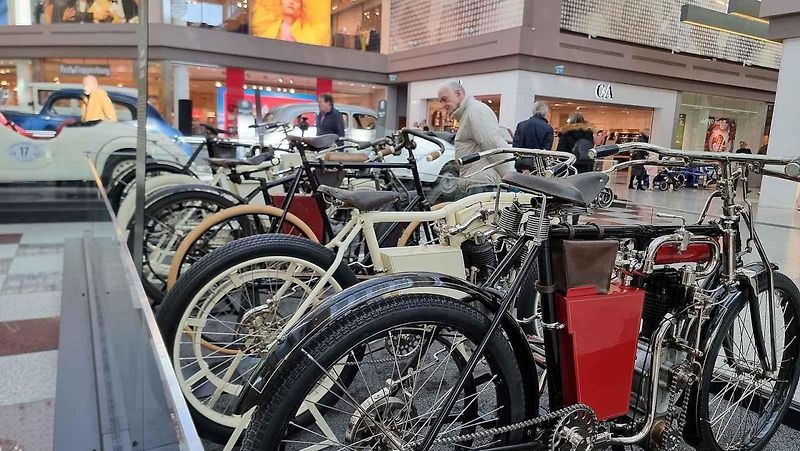 Desítkami historických aut značky Škoda se lze od čtvrtka kochat v obchodním centru Olympia v Brně. K vidění je třiadvacet aut, pět motocyklů a jízdní kolo.