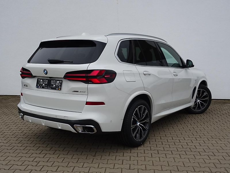 BMW X5 xDrive30d - fotka 3 z 7
