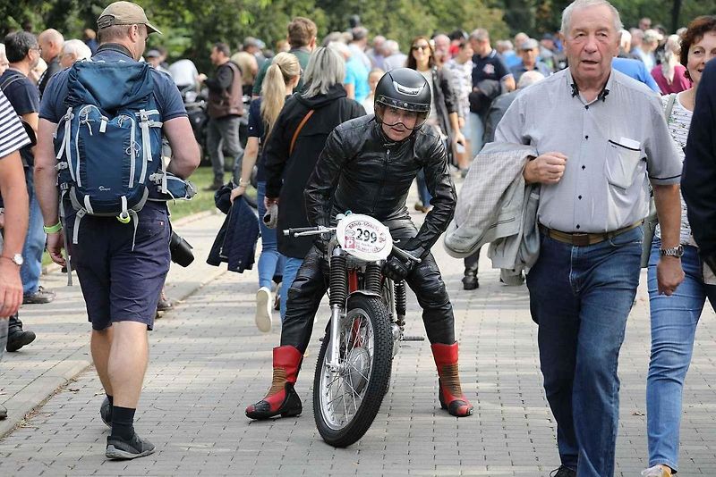 Na akci Jízda do vrchu a výstava historických vozidel se představilo na tři sta automobilů a motocyklů.