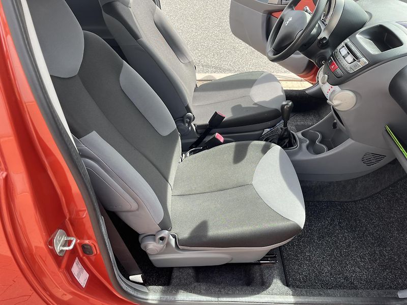 Peugeot 107 1.0 i 50 kW 1.Majitel - fotka 15 z 26