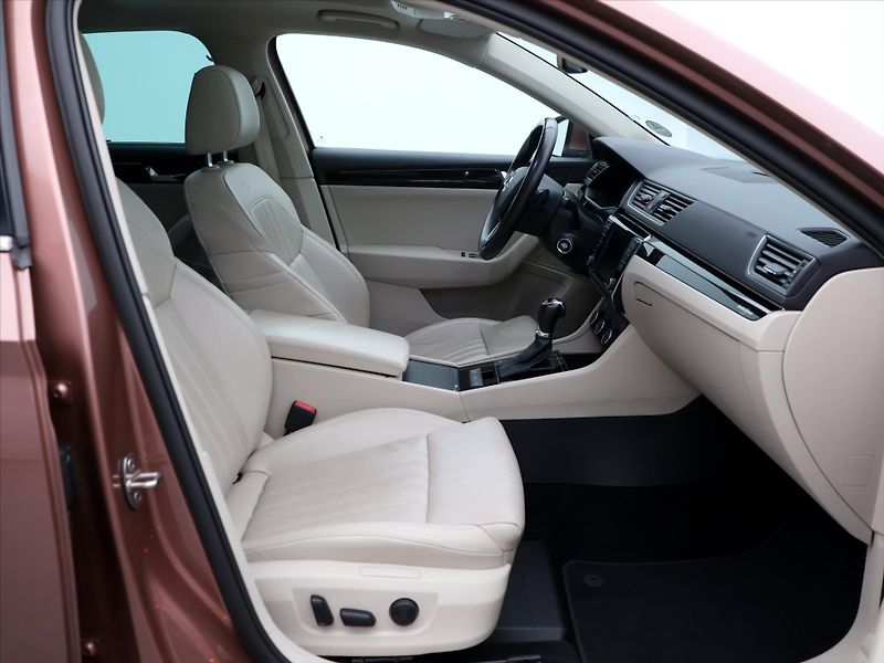 Škoda Superb 2,0 TDI 140kW L&K 4x4 CZ - fotka 12 z 46
