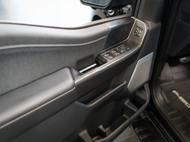 Ford F-150 (2024) 5.0 V8 Lariat, Lowered Edition - fotka 17 z 39