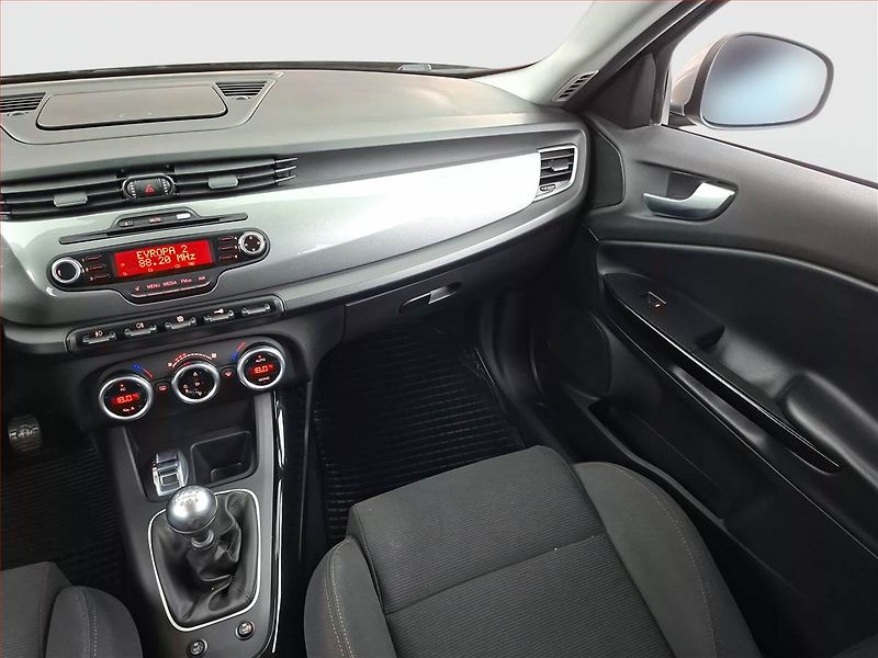Alfa Romeo Giulietta (2011) 1.4 T, Tempomat - fotka 8 z 13
