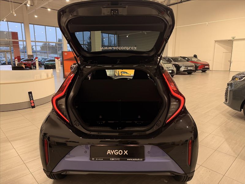Toyota Aygo 1,5 Hybrid (116k)  Executive - fotka 5 z 10