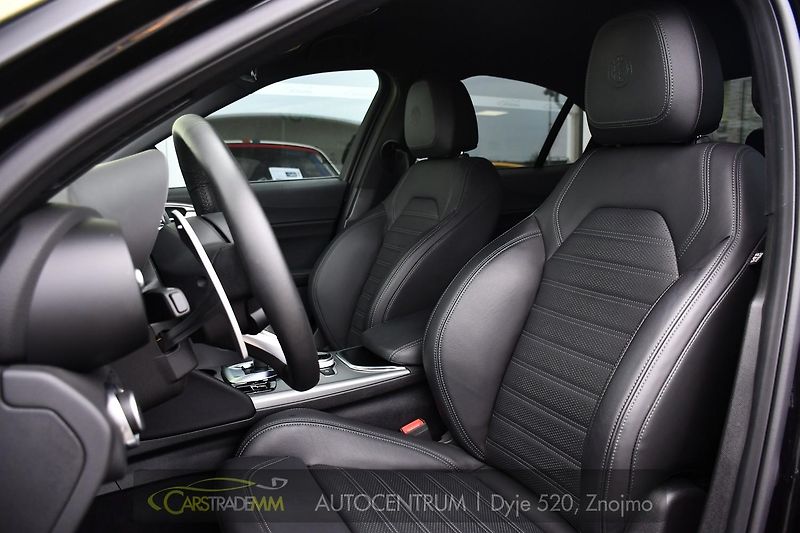 Alfa Romeo Giulia 2.0T 16V 206kW VELOCE AT8 Q4 - fotka 11 z 53