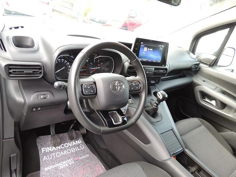 Toyota ProAce City Verso (2023) 1.2T,81kw,Family,7míst,1maj.ČR - fotka 29 z 76