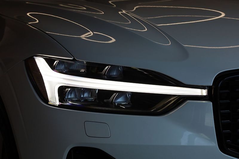 Volvo XC60 T8 PLUS Dark, Ventilace, 360° - fotka 9 z 35