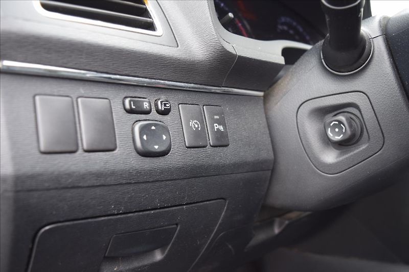 Toyota Avensis 2,2 D-CAT 130KW NOVÉ V CZ - fotka 28 z 43