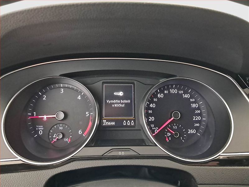 Volkswagen Passat (2014) Highline 2.0 TDI, Kůže, Navi - fotka 11 z 19