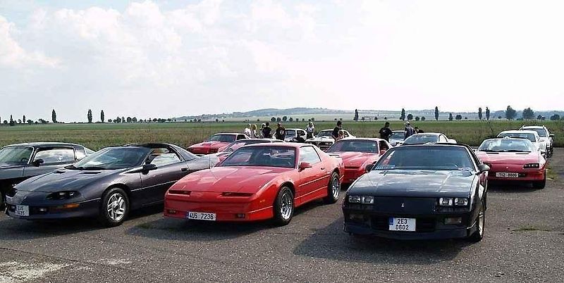 Sraz amerických vozů Chevrolet Camaro a Pontiac Firebird v Kolíně.