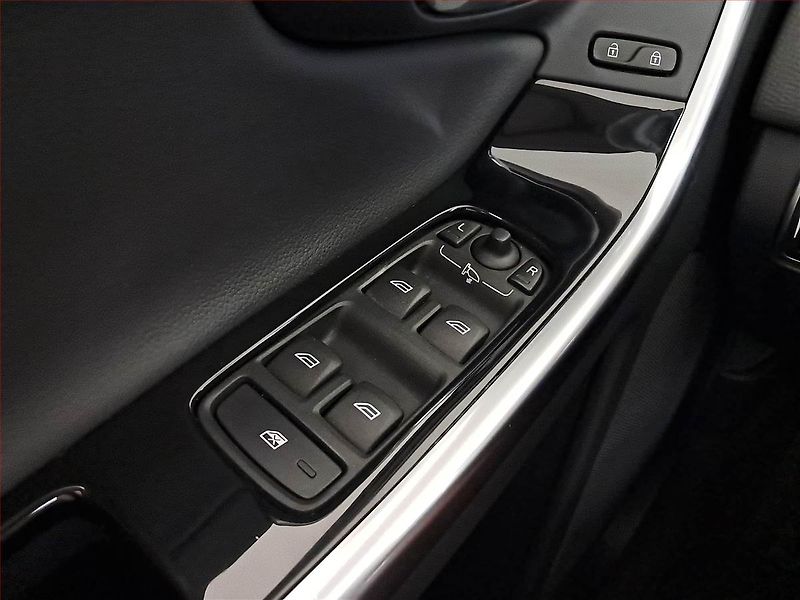 Volvo XC60 (2017) D4, 4X4, Automat, Serv.kniha - fotka 17 z 19