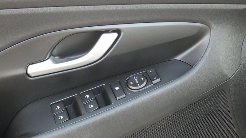 Hyundai i30 Kombi 1,0 T-GDI Trikolor - fotka 9 z 23
